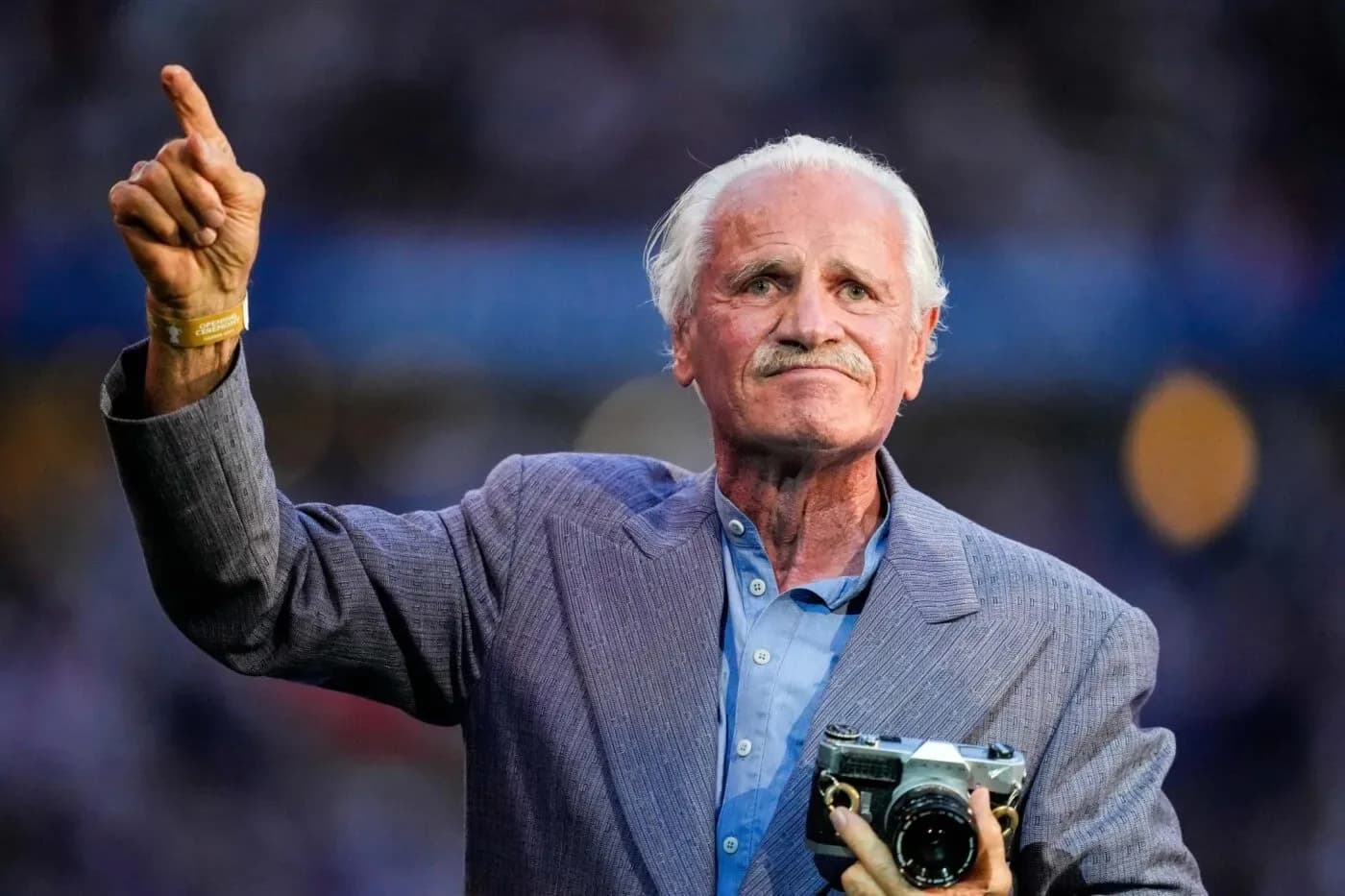 Yann Arthus-Bertrand ému par la solidarité des supporters du PSG après le saccage de son exposition en 2026
