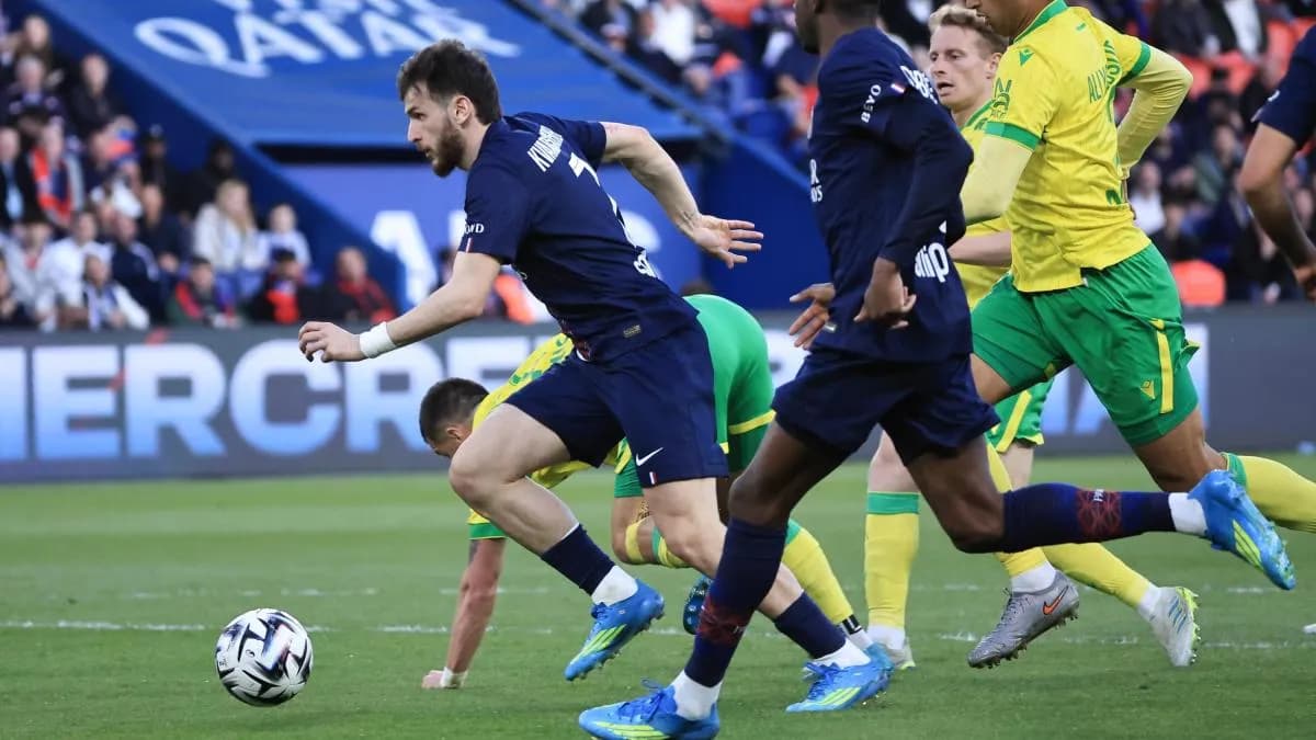PSG consolide sa première place grâce à un Kvaratskhelia étincelant face à Nantes