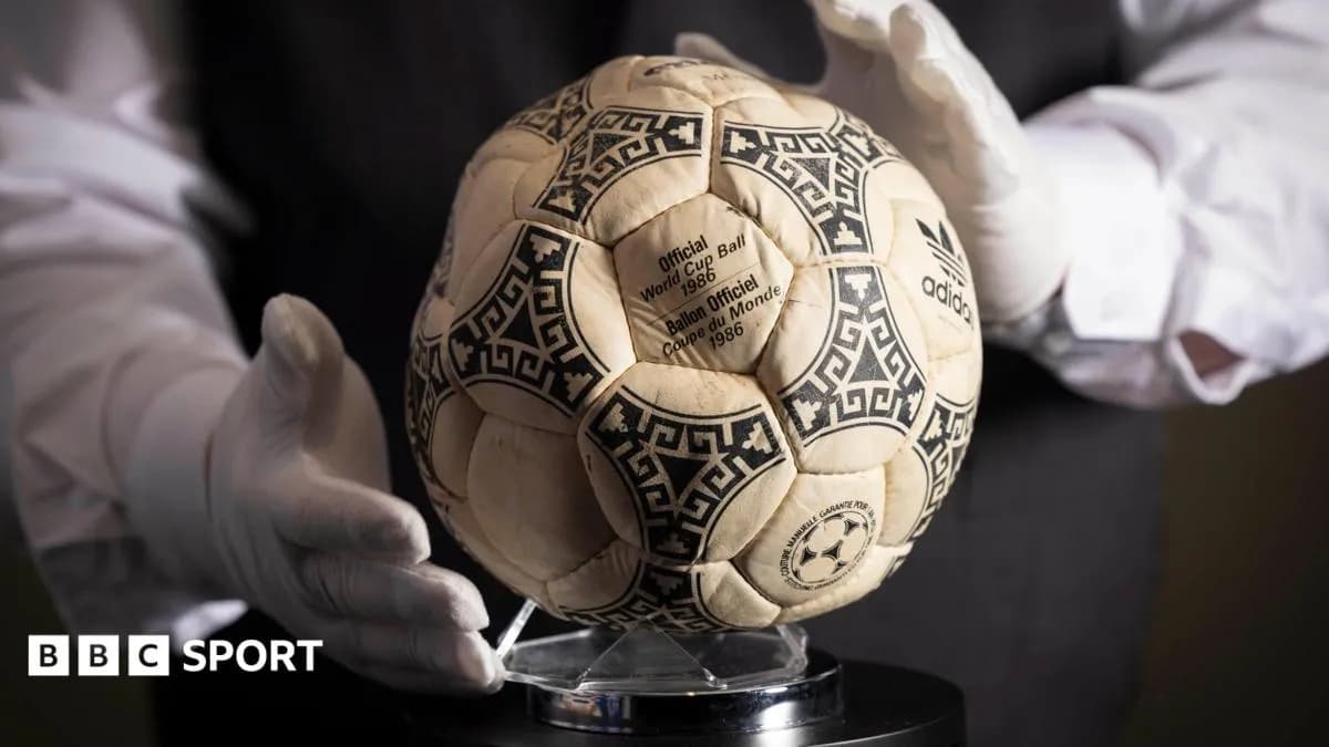 Le ballon de la 'Main de Dieu' de Maradona vendu 2,5 M£ aux enchères