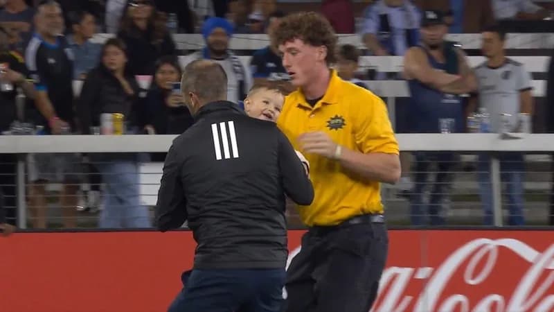 Un bébé envahit le terrain en MLS : match interrompu, scène insolite
