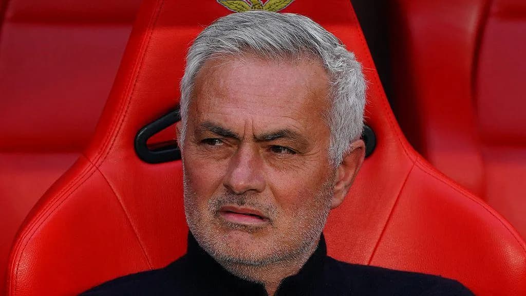 José Mourinho : parcours et palmarès d’un entraîneur incontournable du football européen