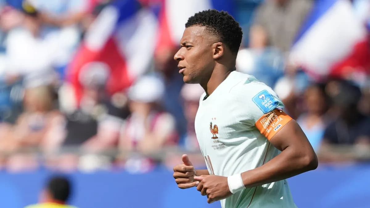 Mbappé donne son brassard à l'arbitre