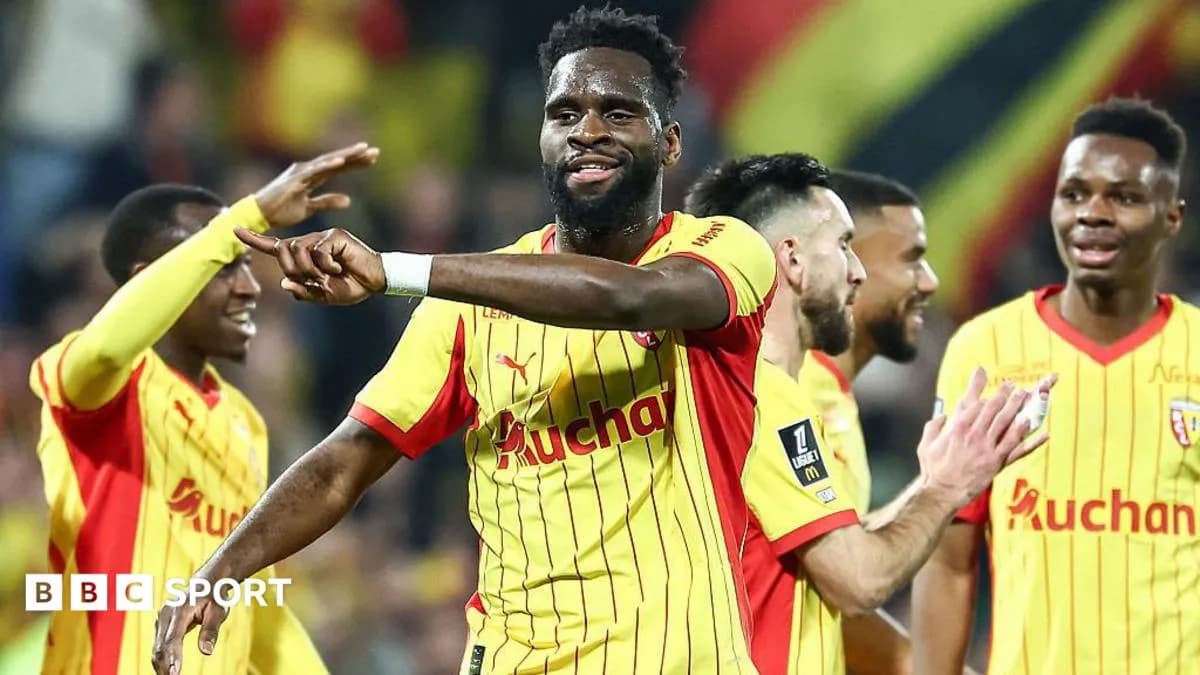 Lens, l’outsider qui défie le PSG en Ligue 1 : stratégie et ambitions